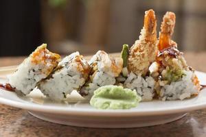 rollo de sushi de aguacate tempura de camarones