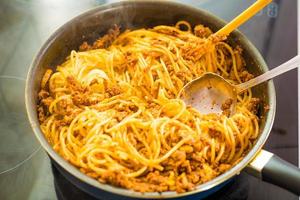 Proces of preparing spaghetti Bolognese