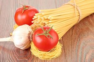 ajuste de pasta con tomate y ajo foto