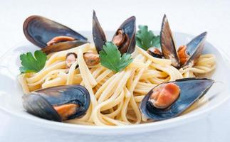 spaghetti with mussels tomato and parsley