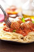 espagueti con albóndigas en salsa de tomate foto