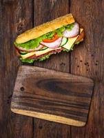 sandwich con salami, queso y verduras