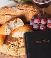 Santa Biblia contra un ambiente de comunión pan y vino