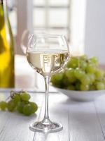 Ein Glas Weisswein photo