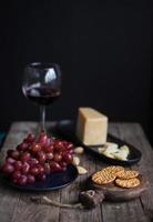 queso vino y uvas