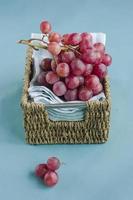 uvas rojas en canasta foto
