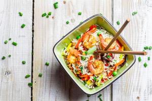 mezclar verduras con arroz y camarones foto