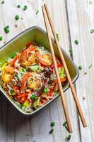 chino mezcla de verduras con arroz y camarones