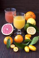 jugo fresco mezclar frutas, bebidas saludables en mesa de madera