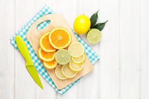 frutas cítricas. naranjas, limas y limones foto