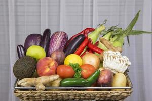frutas y verduras frescas en una canasta