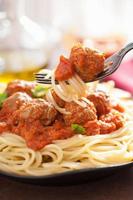 espagueti con albóndigas en salsa de tomate en tenedor
