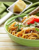 pasta tradicional con salsa de tomate espaguetis a la boloñesa con parmesano foto