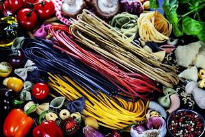 ingredientes italianos: pasta, verduras, especias, queso