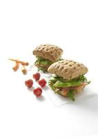 sándwiches saludables con pollo y salmón ahumado foto