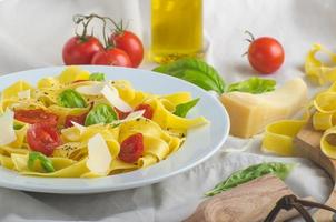 tallarines en colores italianos, tomates asados, tallarines de albahaca foto