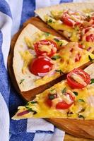 tortilla plana con queso y vegetales foto