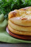 pan plano horneado con queso en una mesa de madera