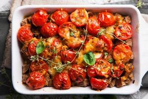 Dieta saludable quiche con tomate y albahaca fresca