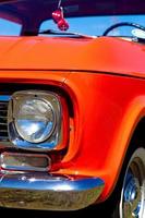 Vintage camioneta roja vista frontal faro cromado foto