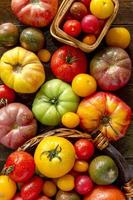 variedad de tomates frescos de la herencia