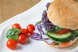 hamburguesa vegana con verduras frescas foto