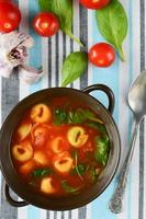 sopa de tortellini casera con tomate, albahaca y espinacas