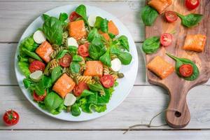 ensalada con salmón y verduras frescas