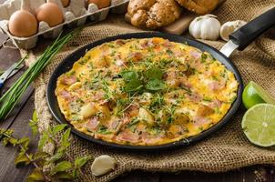 tortilla de huevo con jamón y hierbas foto