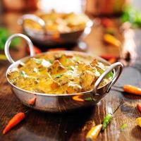 Saag paneer curry en plato de balt foto