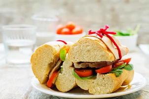 sandwich con carne, espinacas y tomate foto