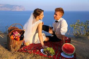 picnic de bodas en la costa foto