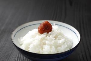 arroz al vapor con ciruela japonesa en escabeche