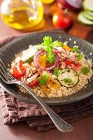 saludable ensalada de cuscús con tomate a la parrilla pimiento cebolla calabacín foto