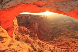 brillante arco de mesa al amanecer, parque nacional canyonlands, utah, u foto