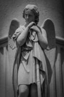 estatua del ángel en el cementerio foto