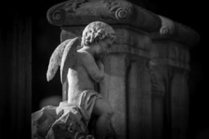 estatua del ángel en lápida