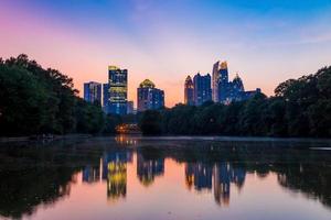Horizonte de Atlanta desde el lago Meer del parque Piedmont. foto