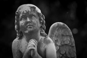 estatua del ángel rezando foto