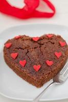 pastel de brownie en forma de corazón foto