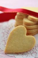 galletas en forma de corazón con cinta roja foto