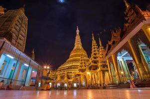 Pagoda Shwedagon en la noche, Yangon, Myanmar