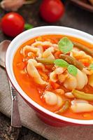 minestrone, sopa italiana de verduras con pasta