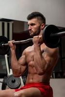 hombre musculoso ejercicio de bíceps foto