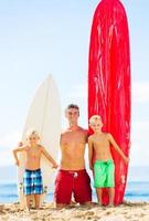 padre e hijos van a surfear