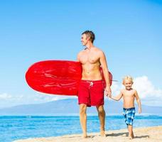 padre e hijo van a surfear foto