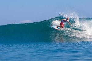 surfeando una ola. isla de Bali. Indonesia.