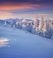 colorido paisaje invernal en las montañas.