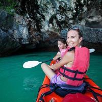mujer caucásica es kayak en el mar en Tailandia foto