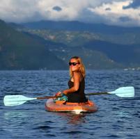 mujer joven en el kayak